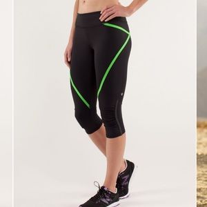 Lululemon Run: Pace Crop Black / Ocean Stripe Frond / Frond